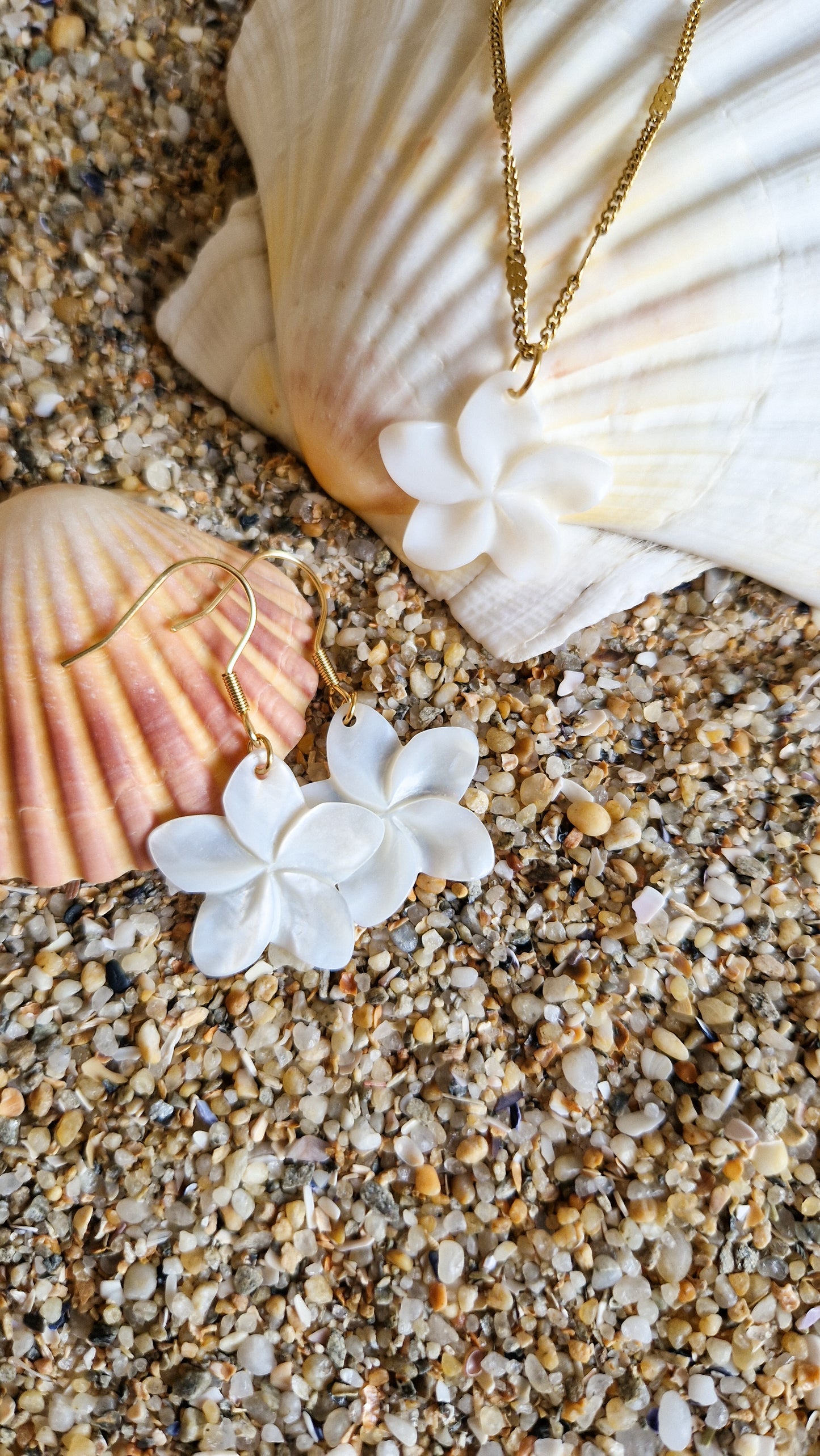 Collier Fleur de Frangipanier en Nacre