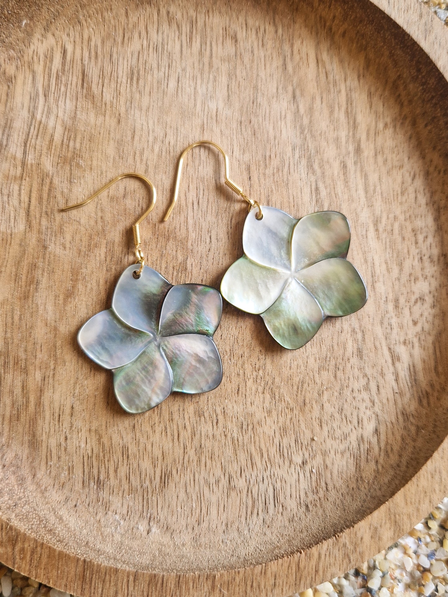 Boucles d'oreilles Fleur de Frangipanier en Nacre Noire