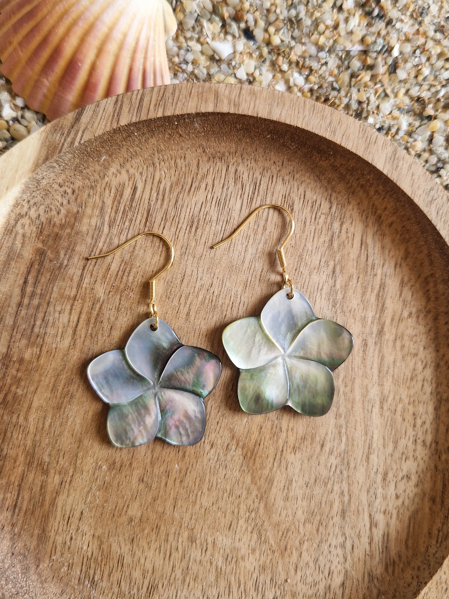 Boucles d'oreilles Fleur de Frangipanier en Nacre Noire