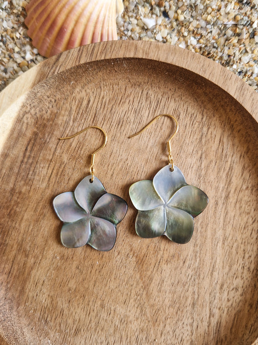 Boucles d'oreilles Fleur de Frangipanier en Nacre Noire