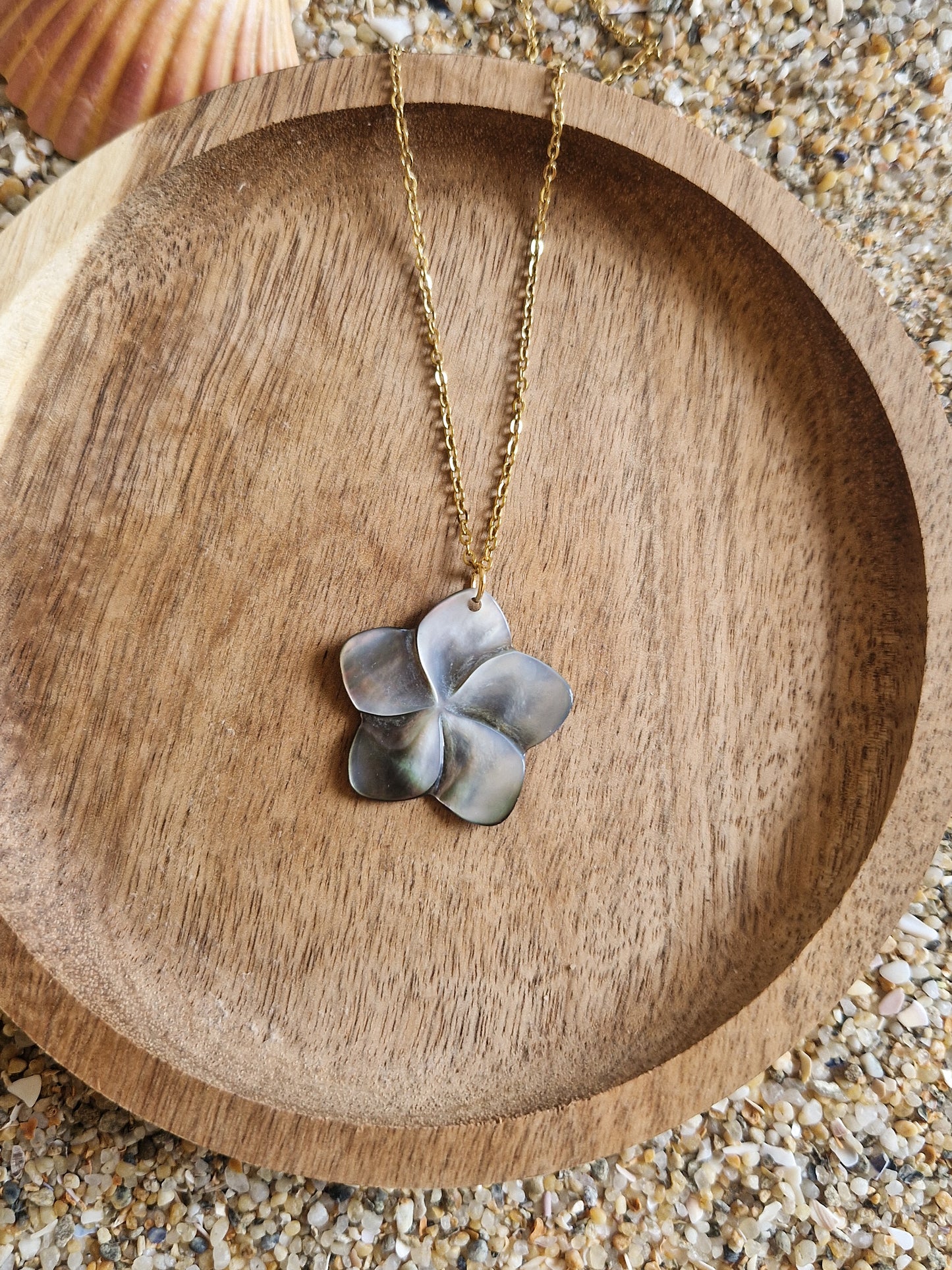 Collier Fleur de Frangipanier en Nacre Noire