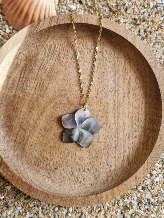 Collier Fleur de Frangipanier en Nacre Noire