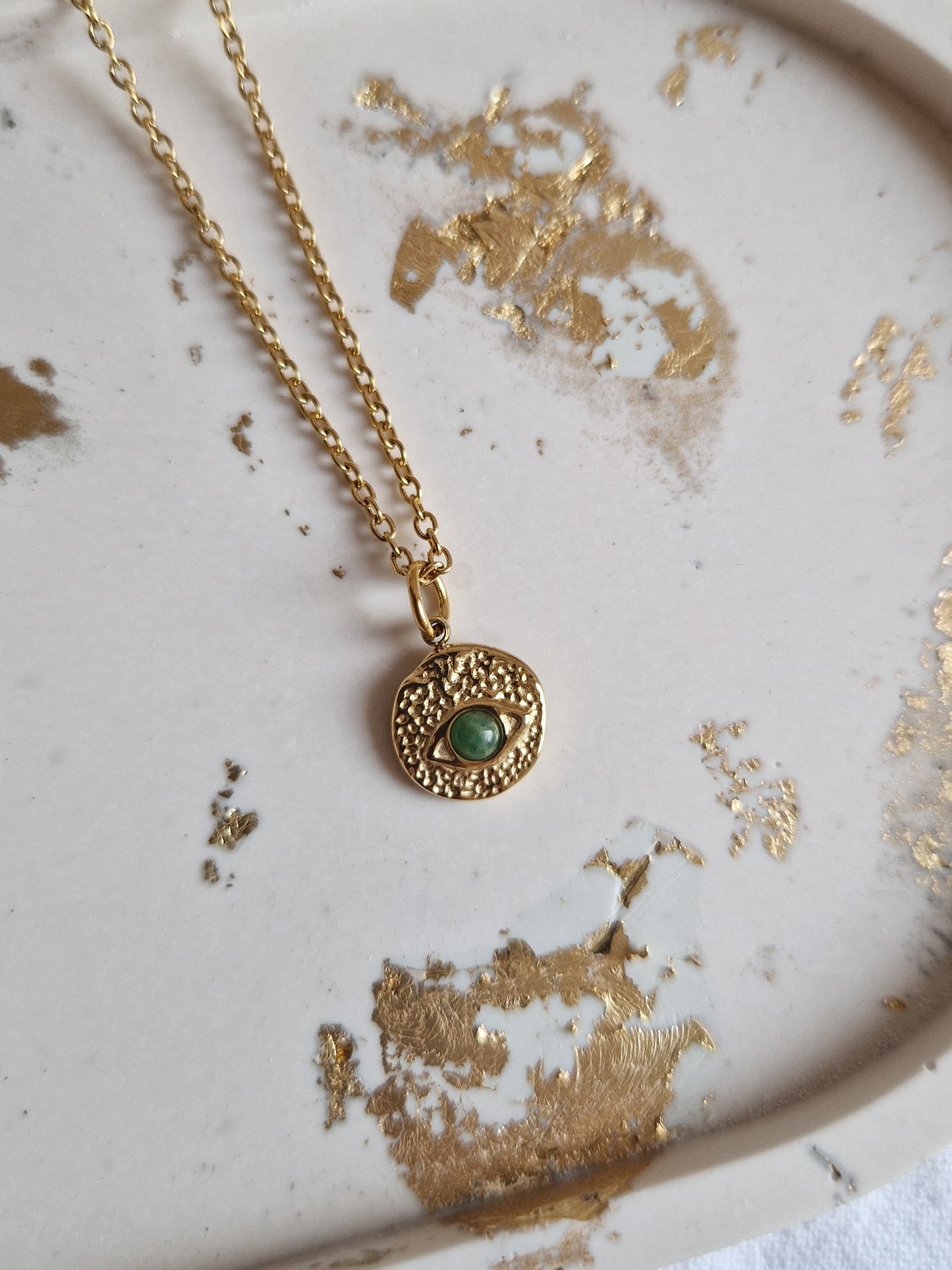 Collier Isis