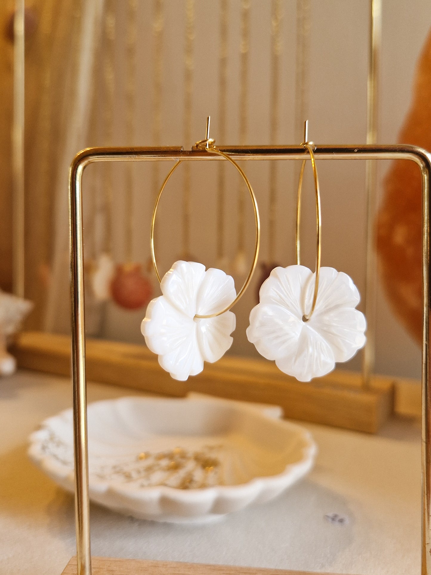Boucles d’oreilles Hibiscus en Nacre