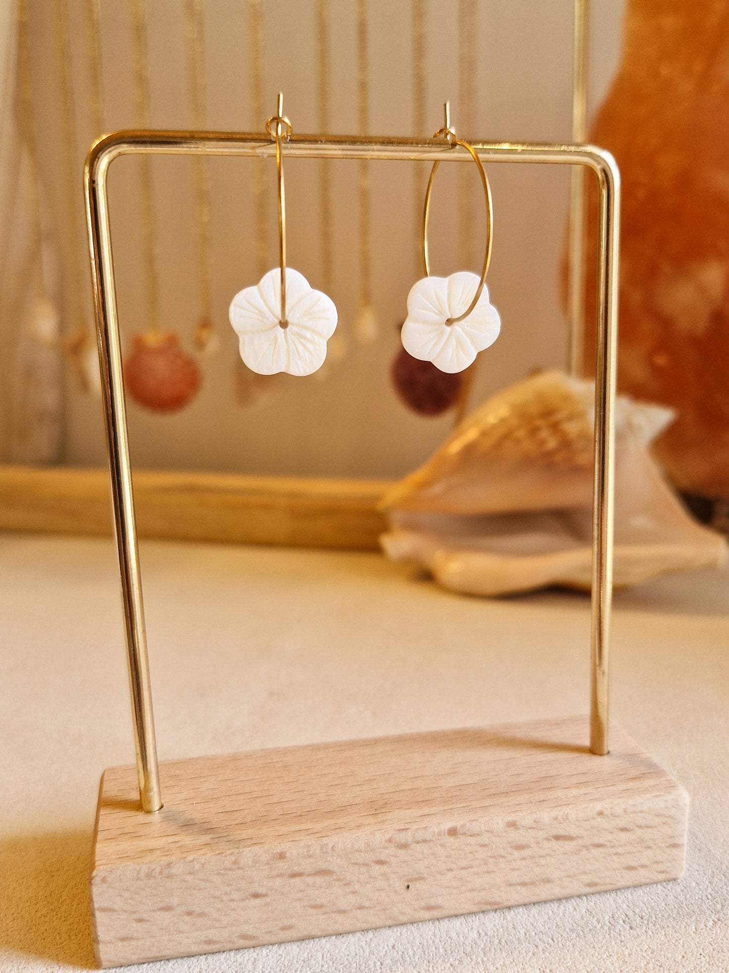 Boucles d’oreilles Hibiscus en Nacre
