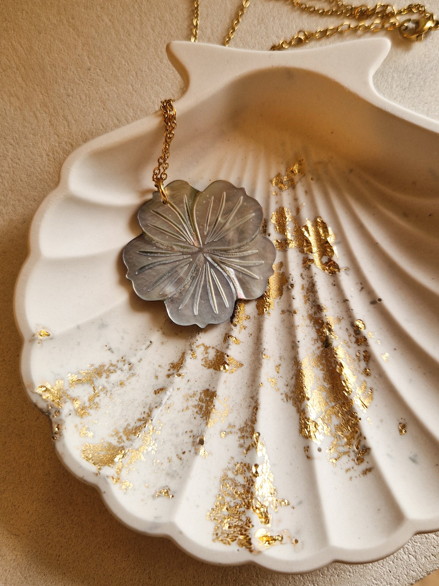 Collier hibiscus en nacre noire