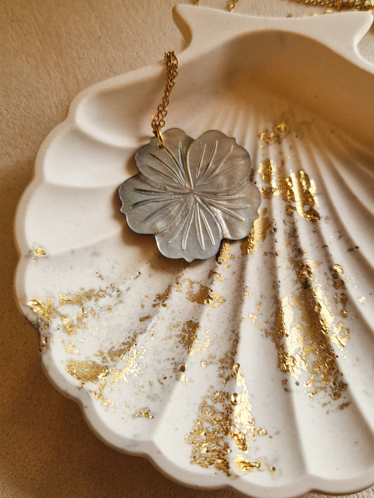 Collier hibiscus en nacre noire