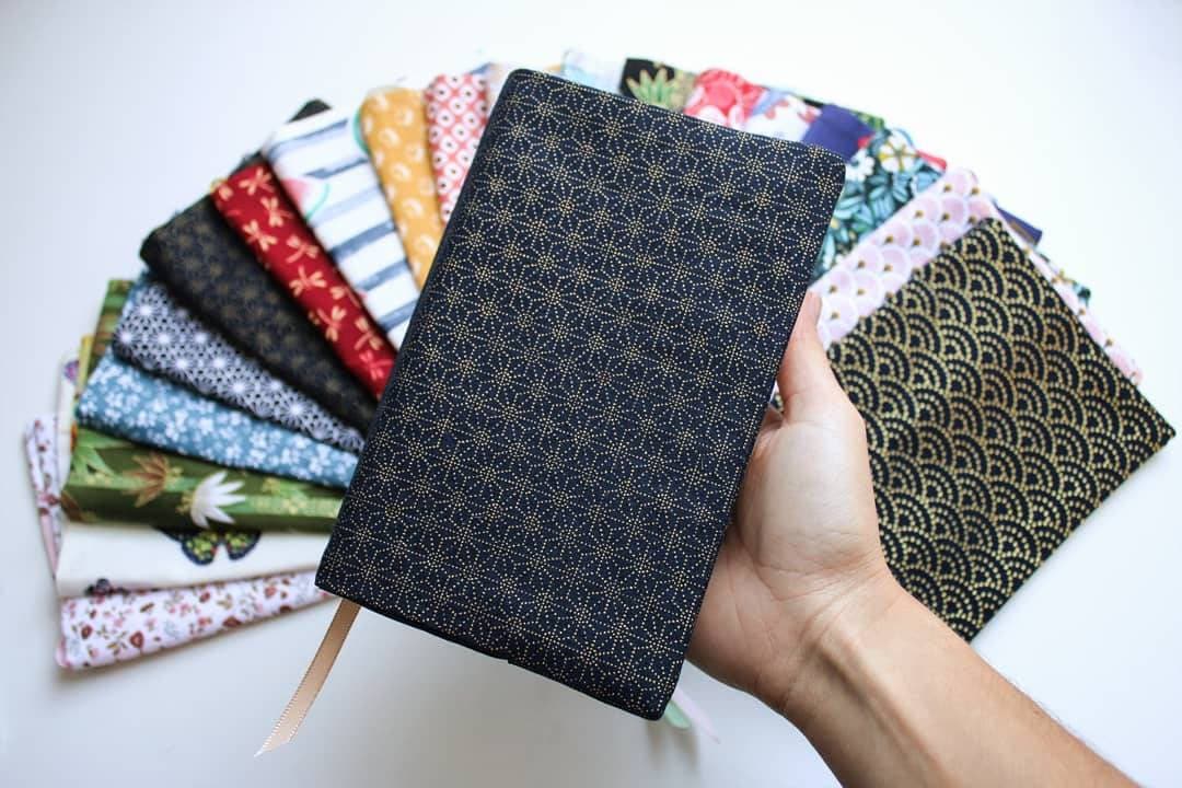 Couvre livre de poche avec marque-page intégré - Pochette/Couverture de livre - Possibilité de choisir la taille - Modèle Chouette
