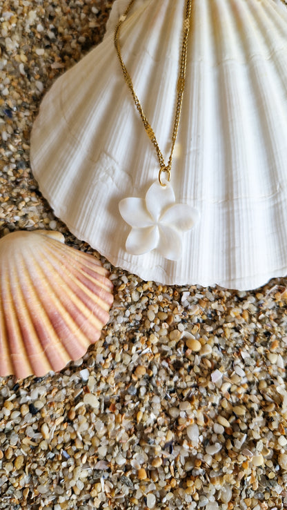 Collier Fleur de Frangipanier en Nacre