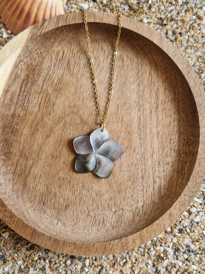 Collier Fleur de Frangipanier en Nacre Noire
