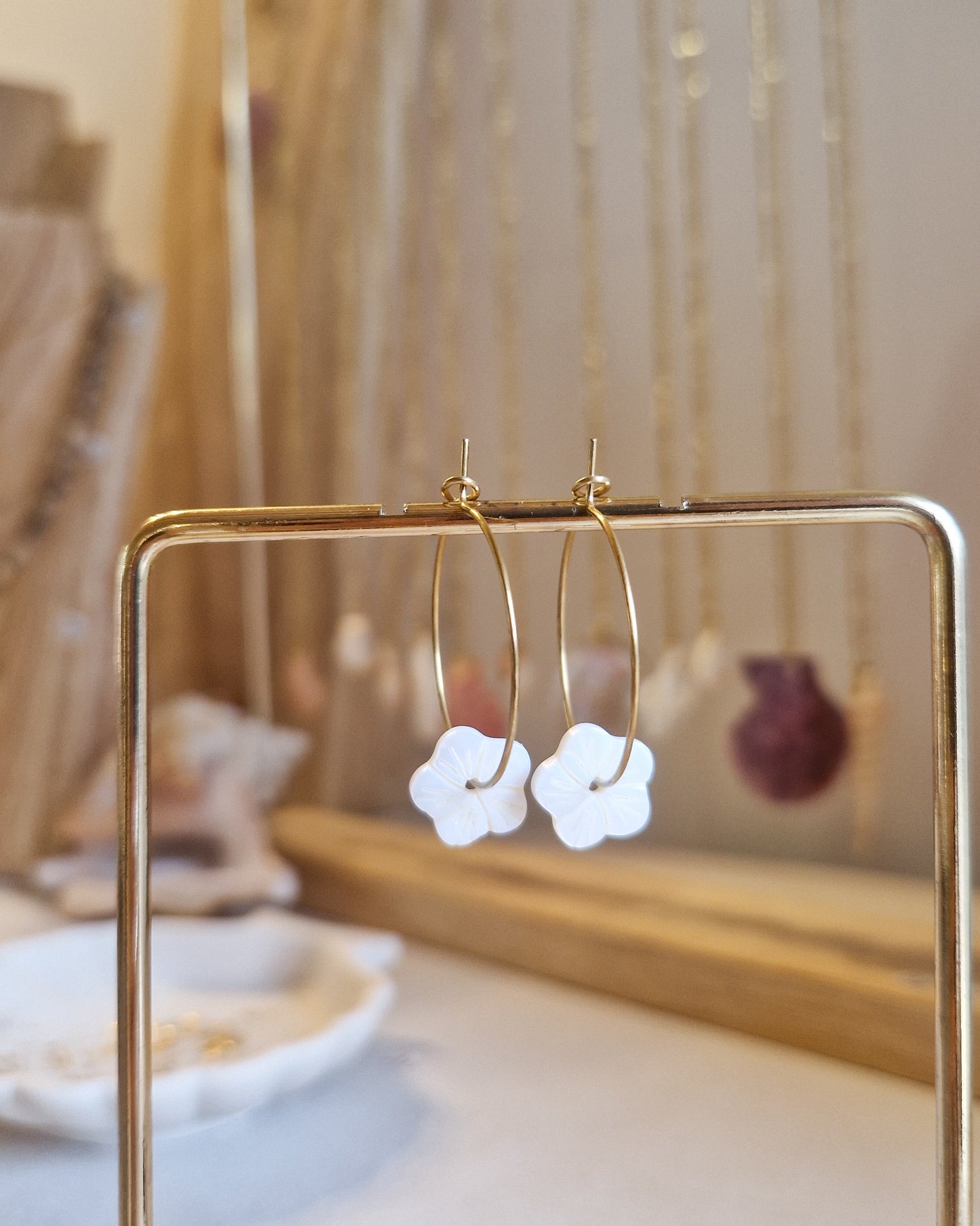 Boucles d’oreilles Hibiscus en Nacre