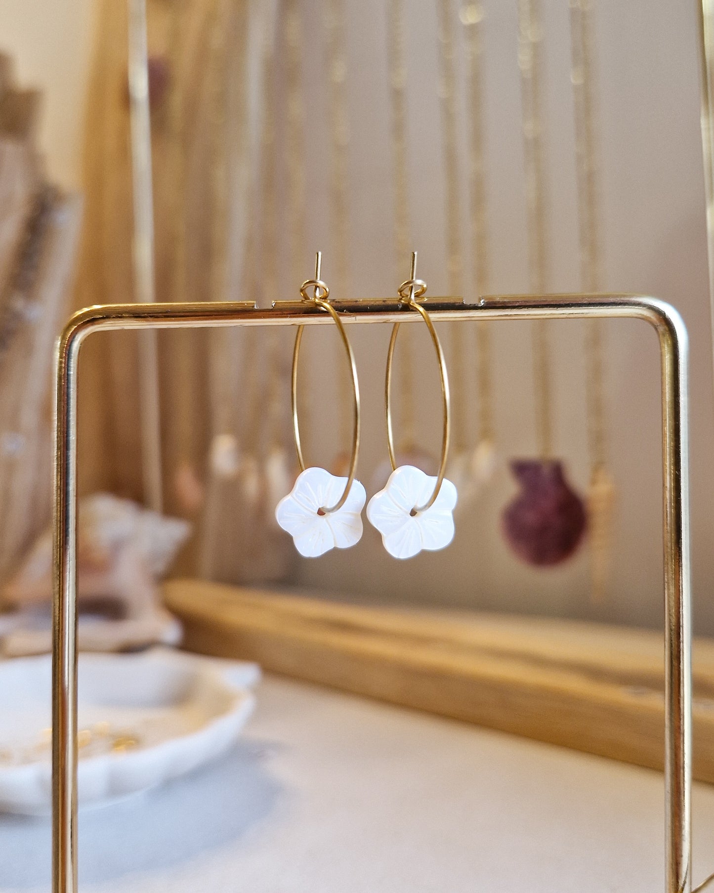 Boucles d’oreilles Hibiscus en Nacre