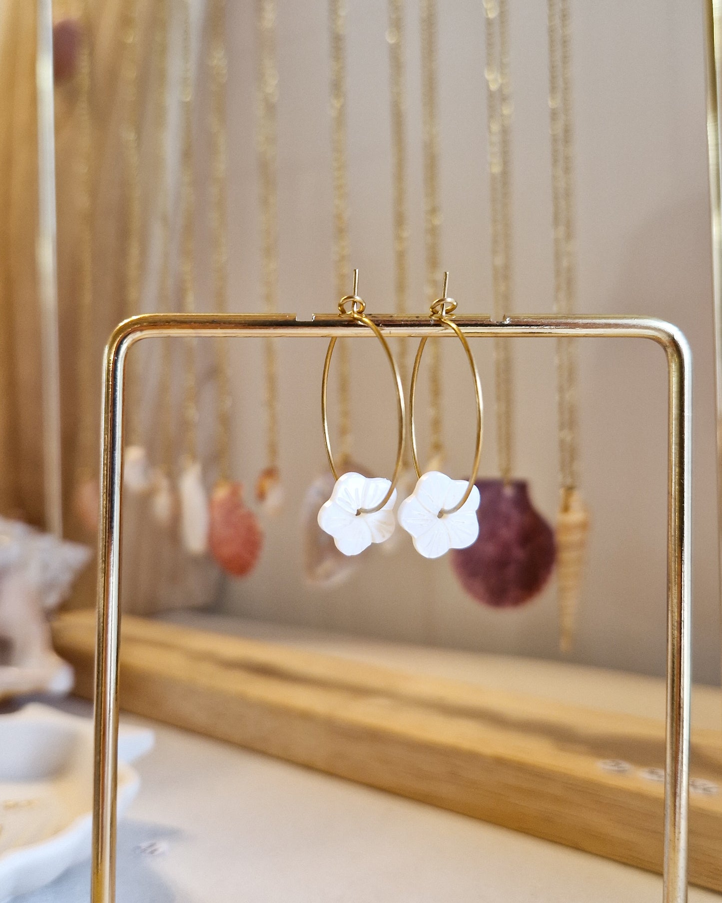 Boucles d’oreilles Hibiscus en Nacre