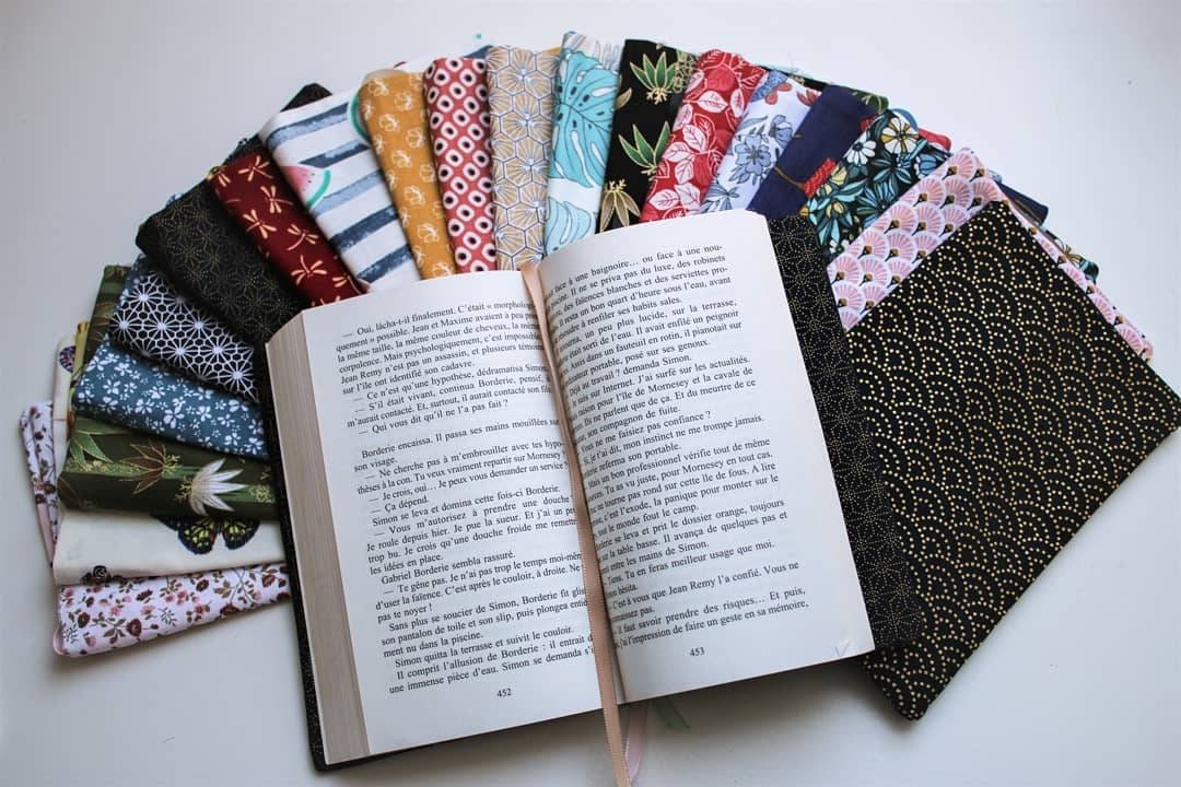 Couvre livre de poche avec marque-page intégré - Pochette/Couverture de livre - Possibilité de choisir la taille - Modèle Univers