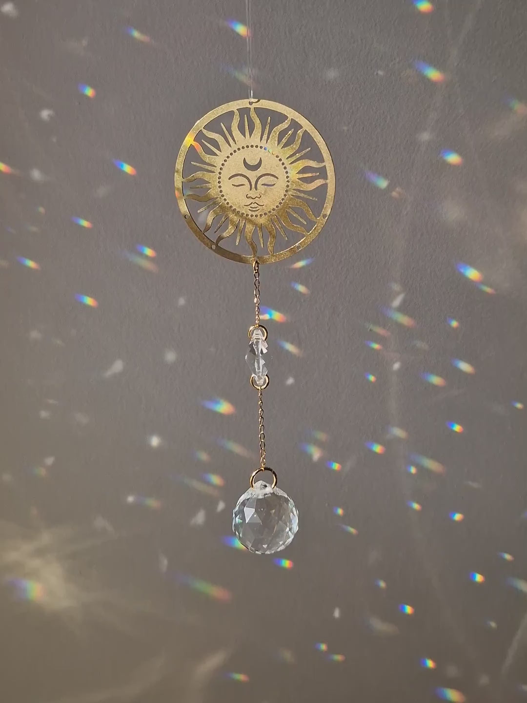 Vidéo de l'attrape-soleil Médaillon soleil qui tourne dans la lumière