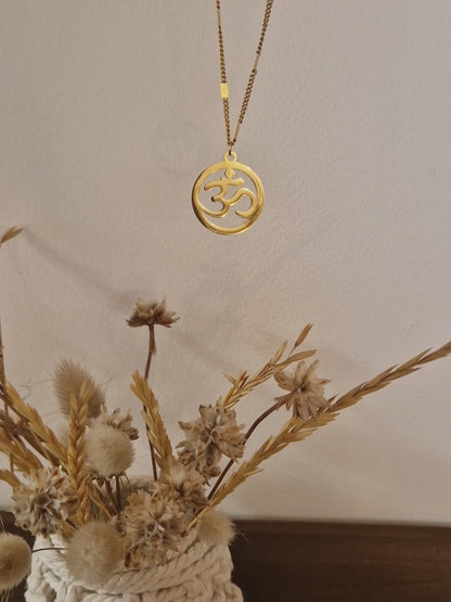 Collier Om̐