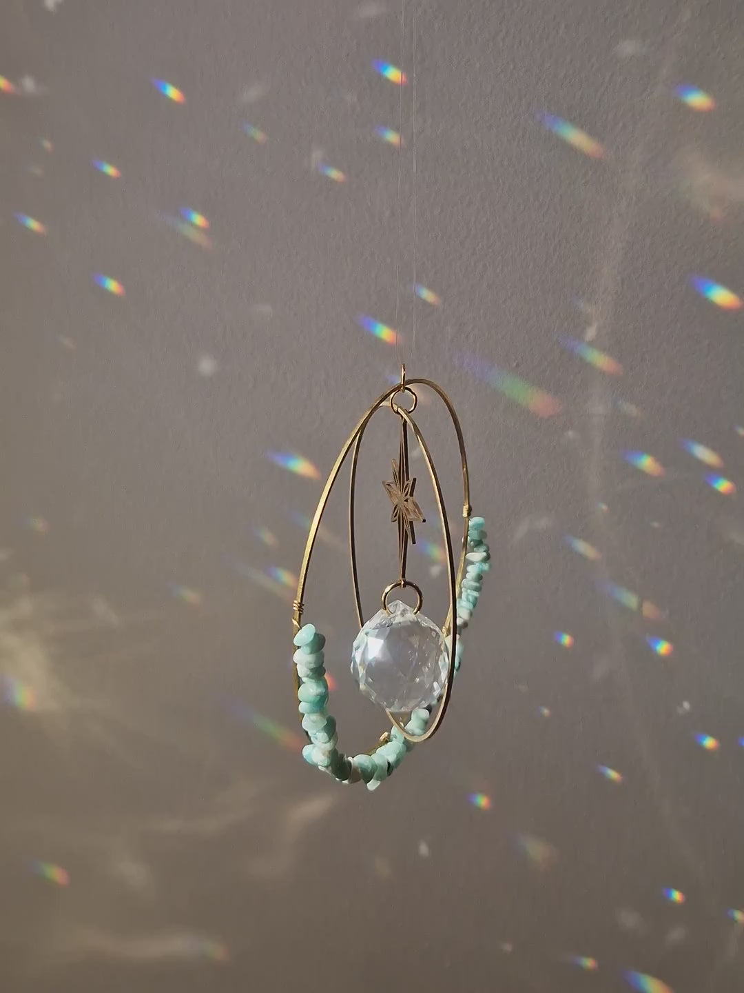 Vidéo de l'attrape-soleil Pierre d'Amazonite qui tourne dans la lumière
