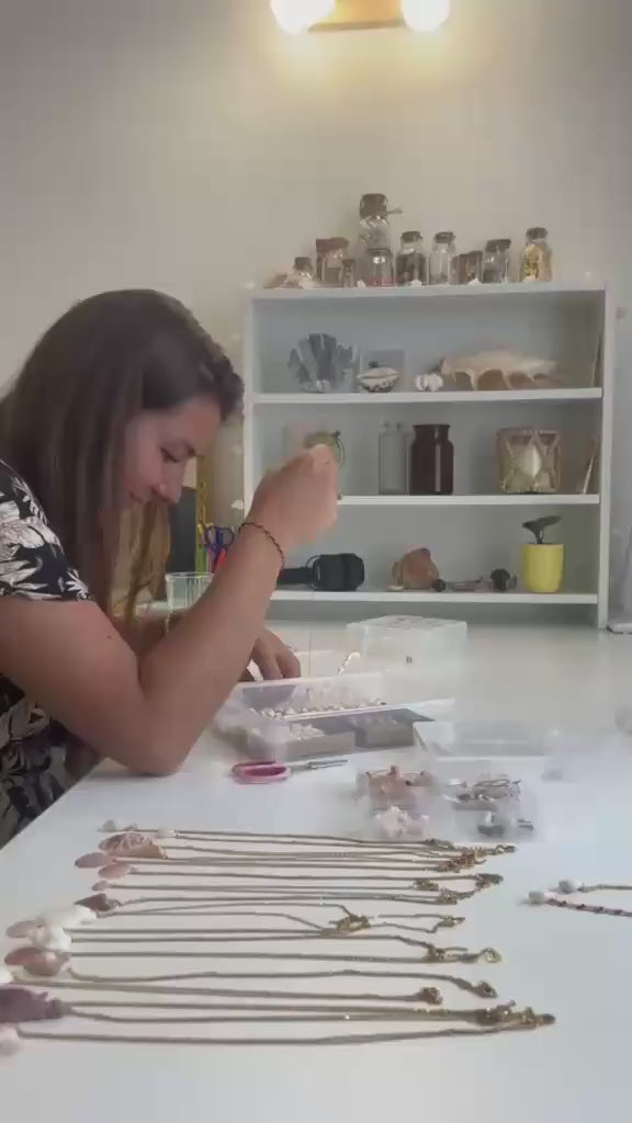 Maëlle crée des bijoux dans son atelier