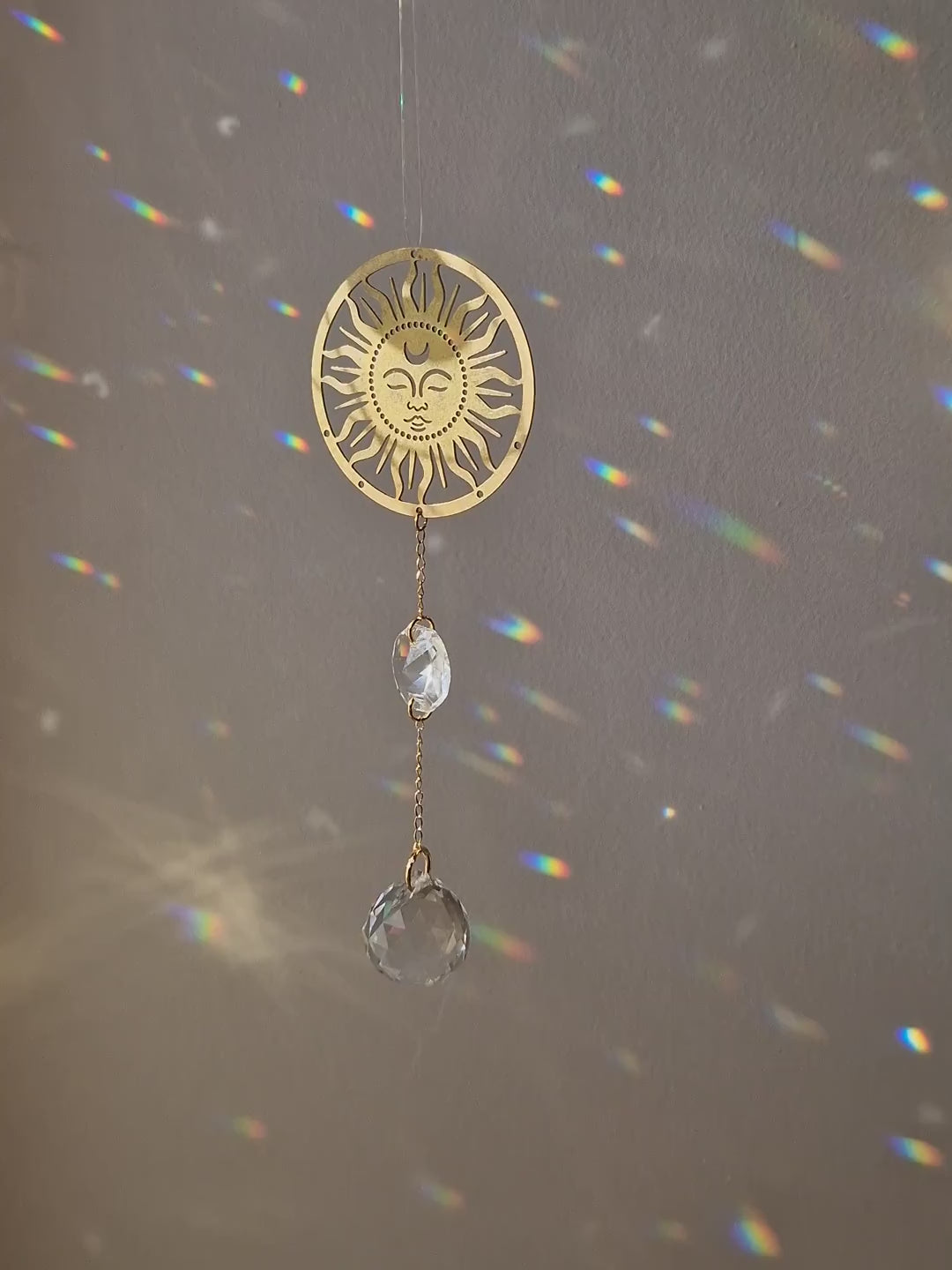 Vidéo de l'attrape-soleil Médaillon soleil qui tourne dans la lumière