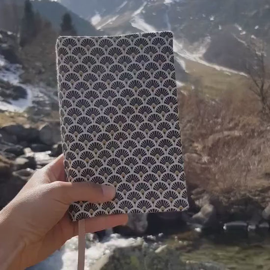 Couvre livre de poche avec marque-page intégré - Pochette/Couverture de livre - Possibilité de choisir la taille - Modèle Univers