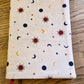 Couvre livre de poche avec marque-page intégré - Pochette/Couverture de livre - Possibilité de choisir la taille - Modèle Univers
